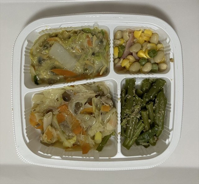 まごころケア食、きのこすき焼き風弁当を実食。主菜と副菜の画像