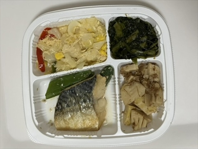 まごころケア食、サバ弁当を実食。主菜と副菜の画像