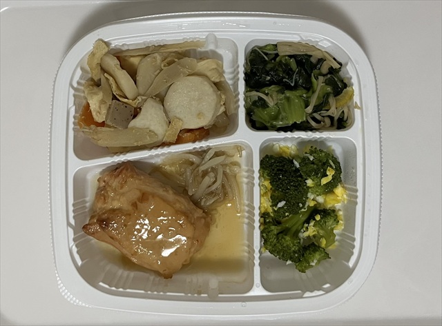 まごころケア食のチキンステーキ(中華甘酢)弁当を実食。主菜と副菜の画像
