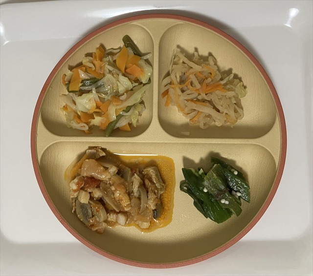 まごころケア食のポークトマト煮弁当を実食。主菜と副菜の画像