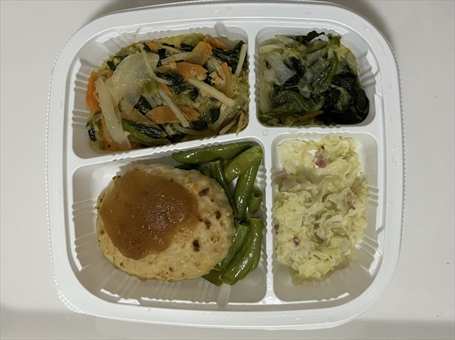 まごころケア食、豆腐ハンバーグ弁当を実食。主菜と副菜の画像