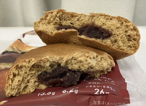 ベースブレッドのあんぱん本音レビュー。割ったところ。こしあん…おいしそうかも。