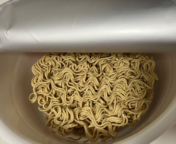 ベースラーメンの麺。お湯を入れる前の乾麺の様子