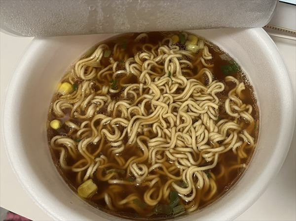 ベースラーメン鶏ガラ醤油の実食。濃い色味のスープと全粒粉が練り込まれた麺の質感がわかる