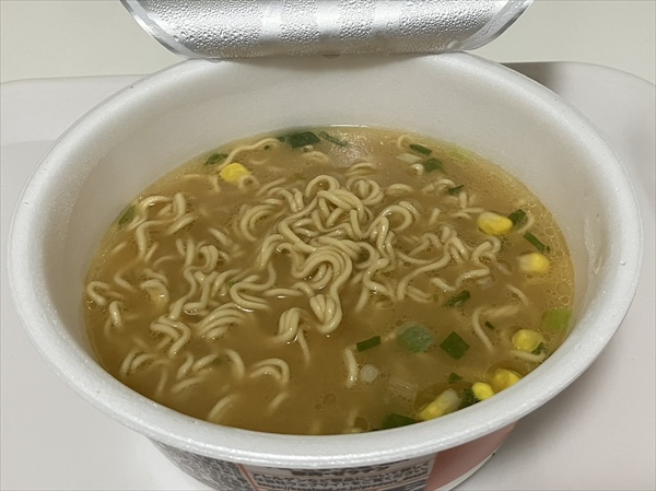 ベースラーメン味噌の実食。スープの状態と全粒粉が練り込まれた麺の質感がわかる