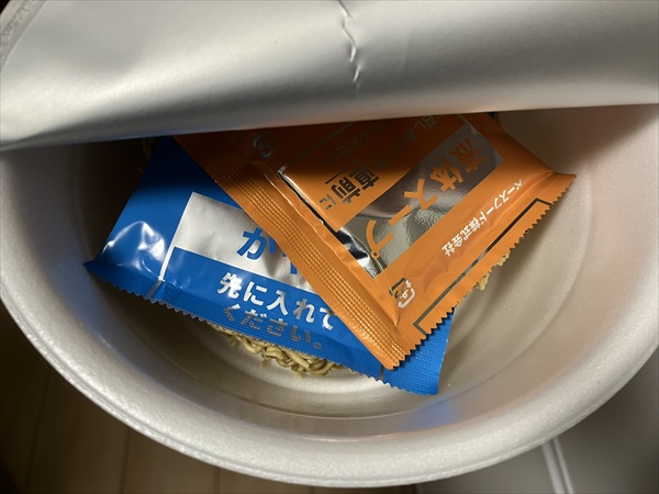 ベースラーメンのふたをあけたところ。スープとかやくが入っている様子。