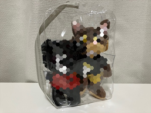 ダイソーのぬいポーチに15cmぬいと12cmぬいを入れている様子。