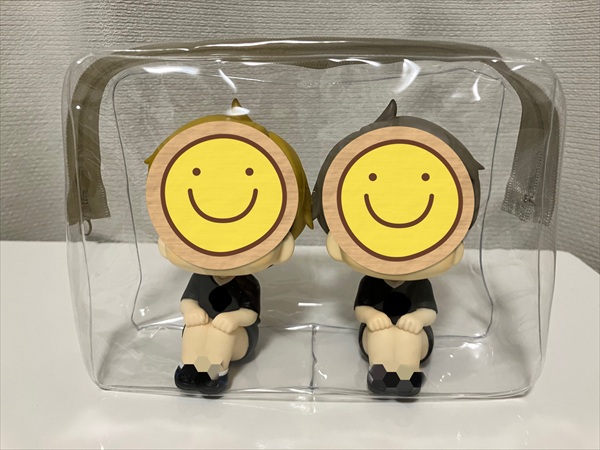 ダイソークリアポーチにるかっぷを2体入れている様子