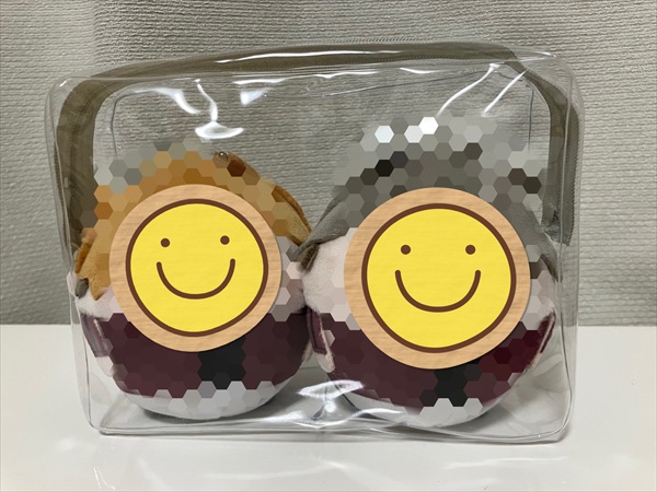 ダイソーのポーチにふわころりんを2体入れている様子。みっちり、おさまりがいい。