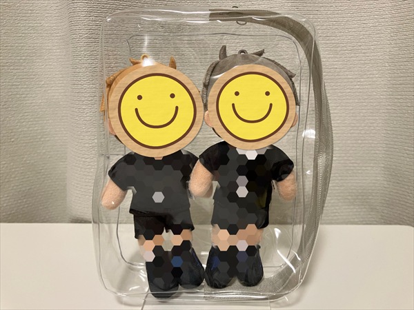 ダイソーのぬいポーチにジロリぬいぐるみを2体入れている様子。