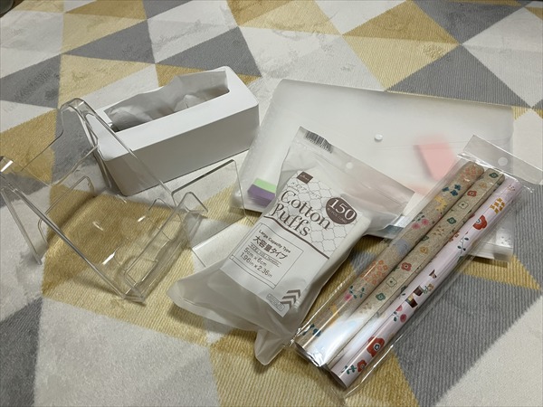 ダイソーネットストアで買いそろえた商品の一部の画像。