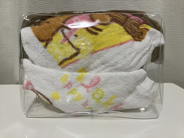 ダイソーぬいポーチにタオルで包んだるかっぷを入れている様子
