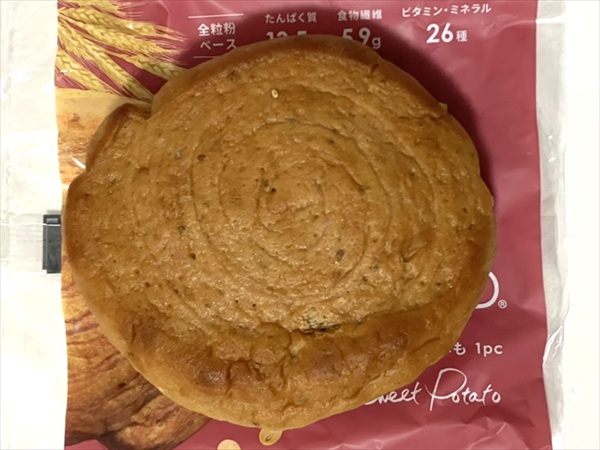 ベースブレッドさつまいも味を上から見た画像。表面の照り具合から、水分を多く含んでいることがわかる。