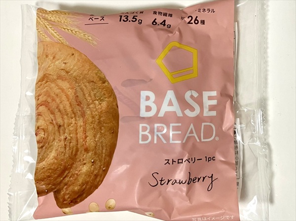 ベースブレッドストロベリー味のパッケージ。淡いピンクがかわいらしい。