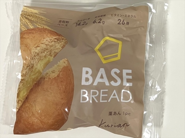 ベースブレッド栗あんのパッケージ。くすみカラーがおしゃれな雰囲気。