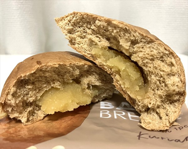 ベースブレッド栗あんを割った様子。パン生地は柔らかそう、栗あんがしっかり入っているのがわかる。